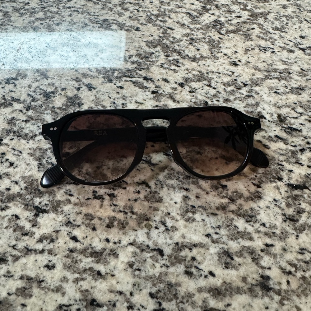 Chic Black Sunglasses with Tinted Lenses